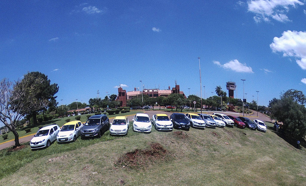 Flota de vehículos en área abierta