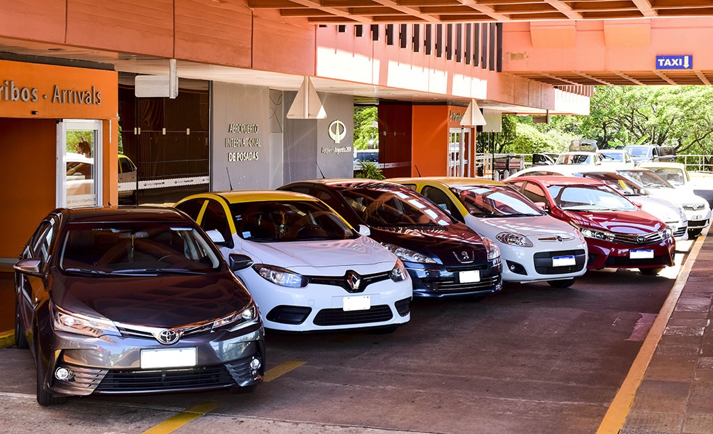 Edificio moderno con vehículos